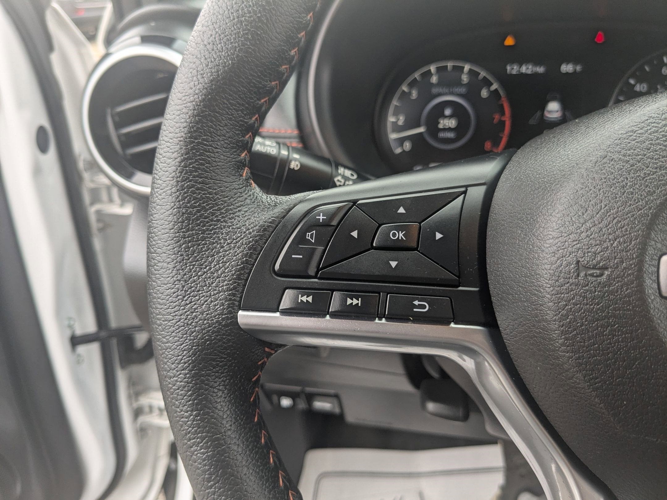 2024 Nissan Kicks SR Xtronic CVT