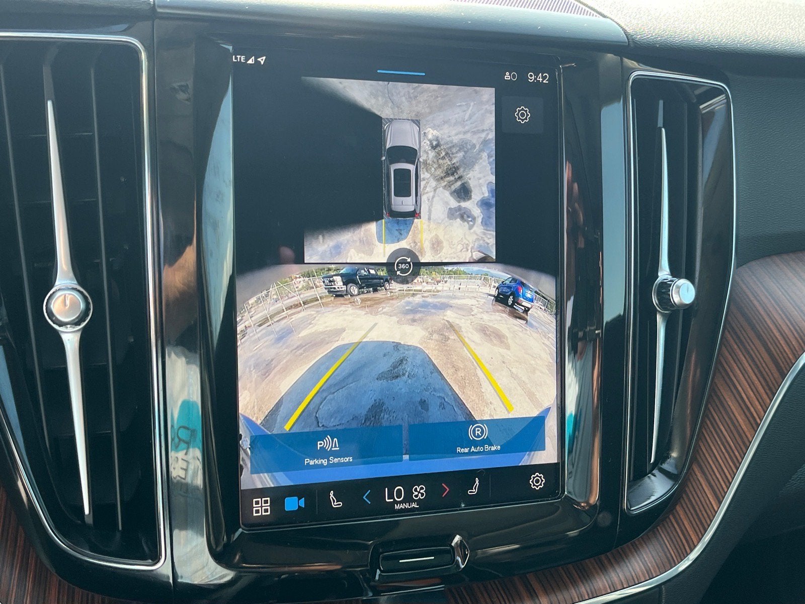 2024 Volvo XC60 Plus Dark Theme