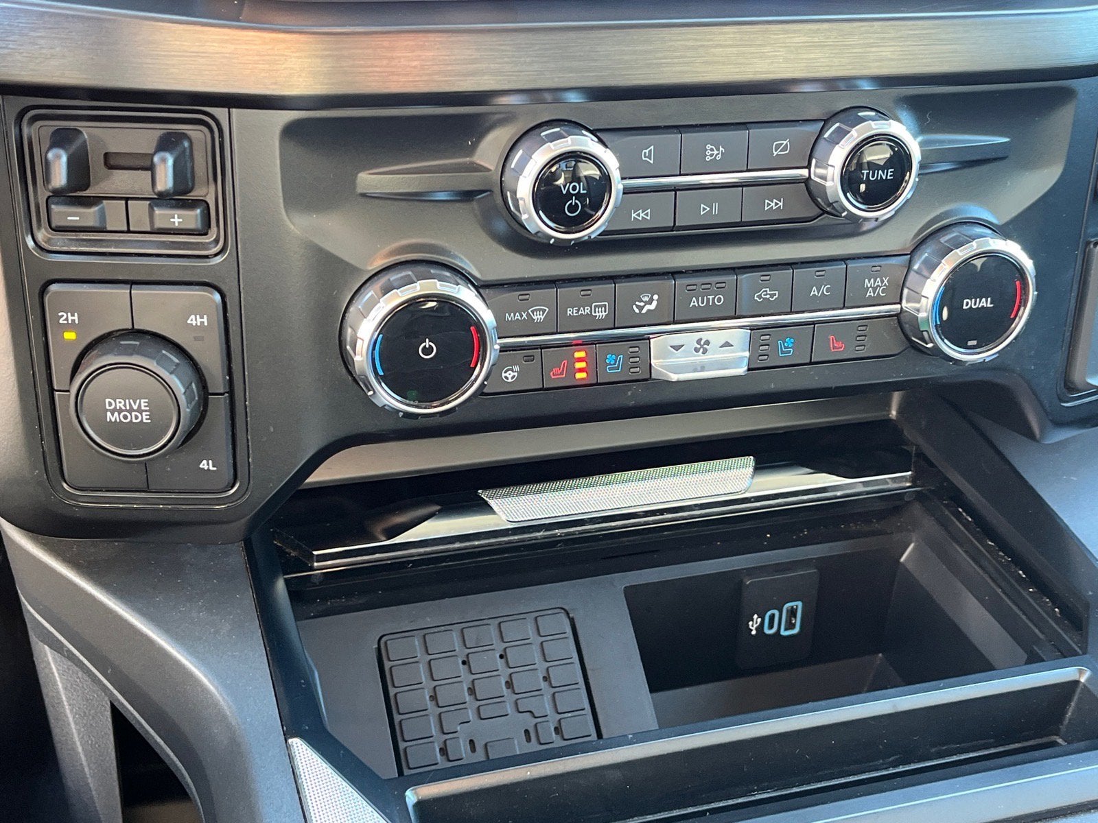 2024 Ford Super Duty F-350 DRW LARIAT