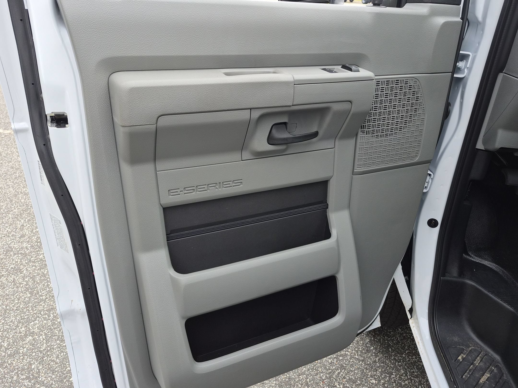 2027 Ford E-Series Cutaway Base