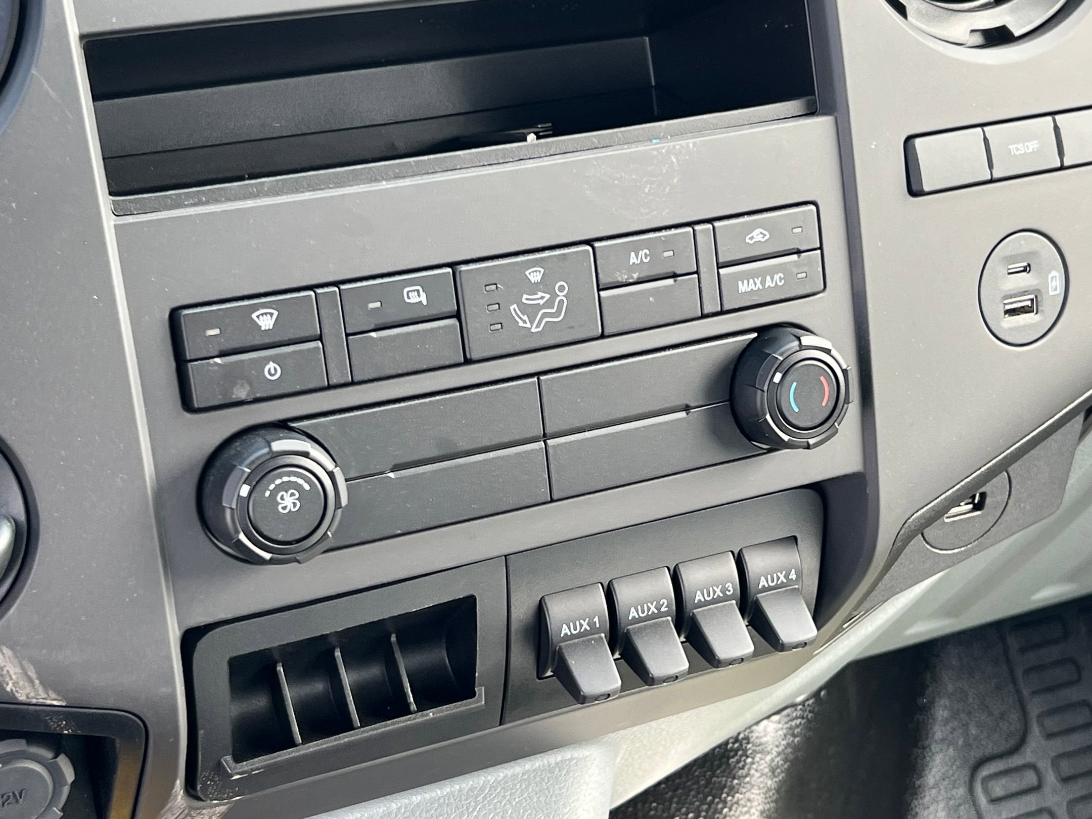 2027 Ford F-750SD Base