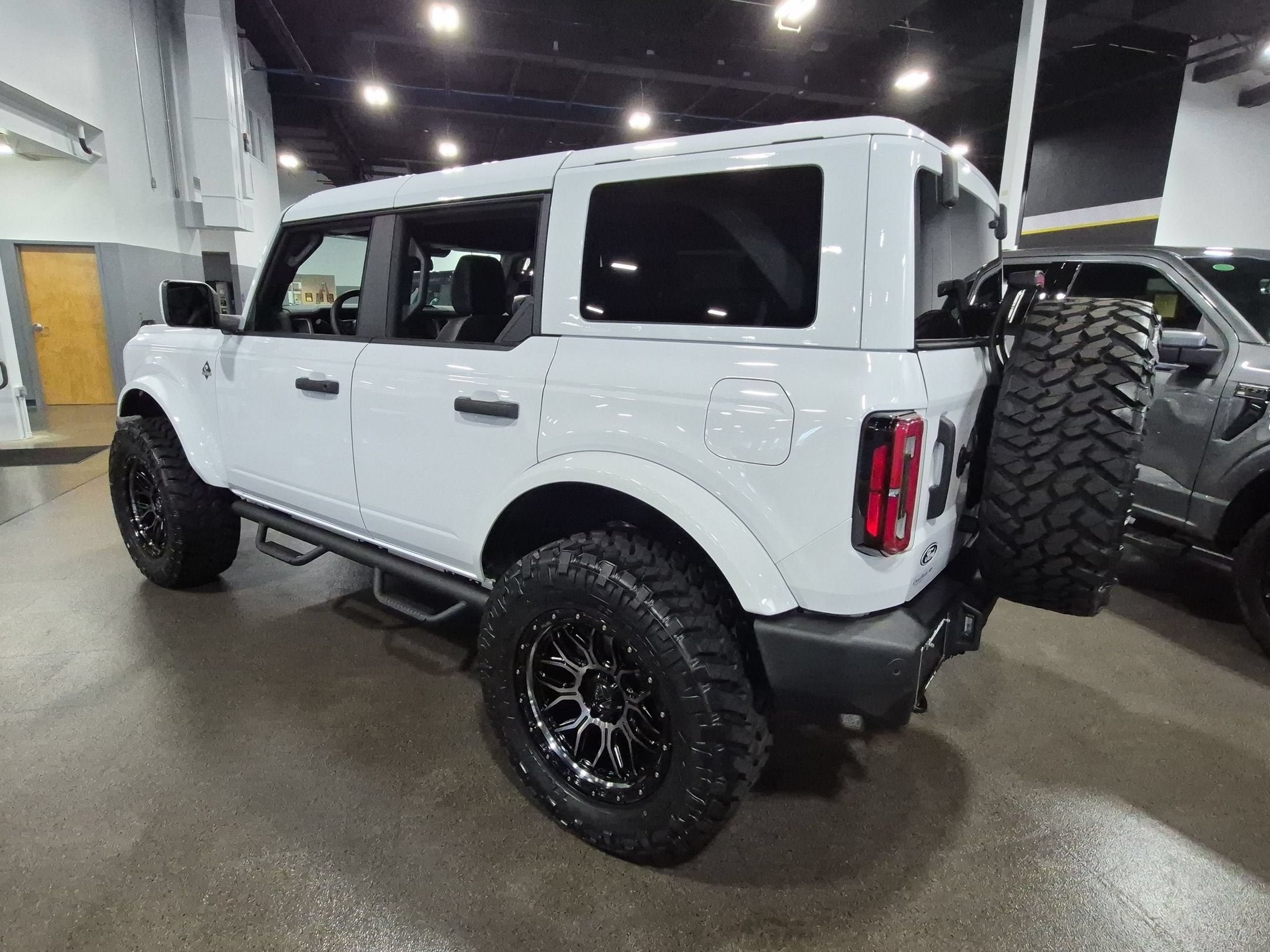 2026 Ford Bronco Outer Banks Custom Wheels / Lift