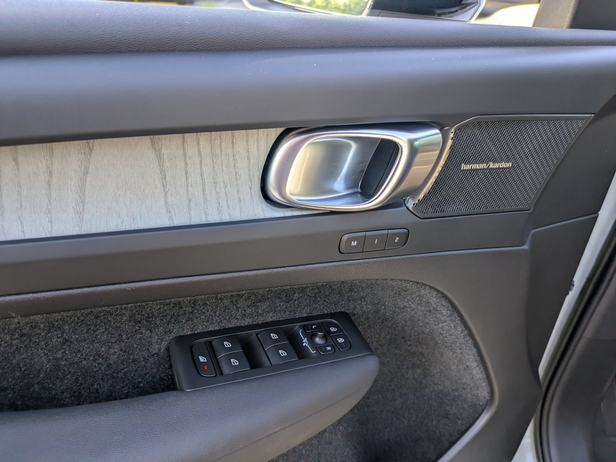 2023 Volvo XC40 Ultimate Dark Theme