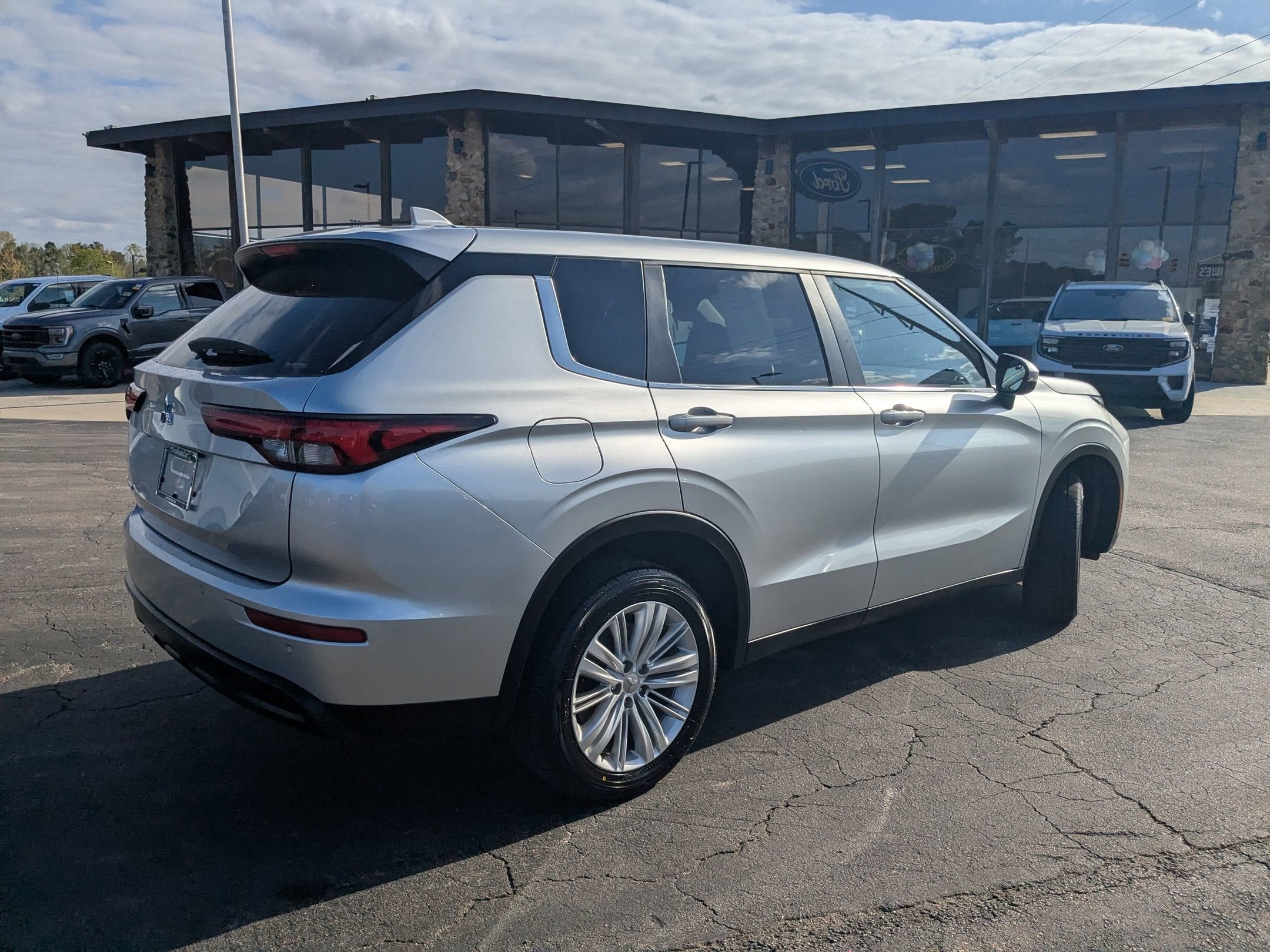 2024 Mitsubishi Outlander ES